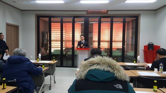 새누리당 홍철호 국회의원(김포시 을)이 탈당 후 바른정당으로 입당할 것임을 밝히고 있다(사진= 김진부 기자)