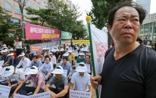 지난해 9월 서울 여의도 국민은행 앞에서 개성공단기업 관계자들이 실질피해보상을 촉구하는 시위를 벌이는 모습. (사진= 연합뉴스)