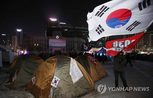 서울광장에 불법으로 설치된 친박 단체의 텐트.(사진=연합뉴스)