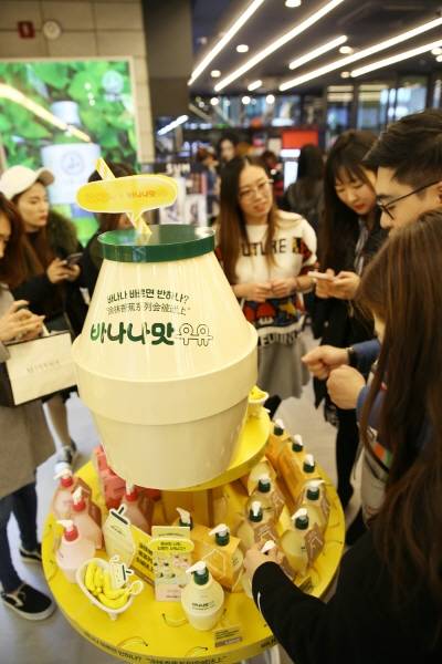 바나나맛우유 바디 로션을 살펴보고 있는 소비자들. (사진=올리브영)