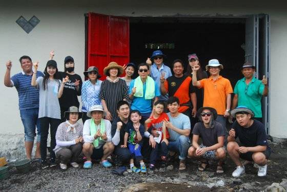 봉사활동에 참가한 대한항공 사내봉사단원들이 인도네시아 술라웨시 톤다노 지역 현지 주민들과 함께 기념 사진을 찍고 있다. (사진=대한항공)