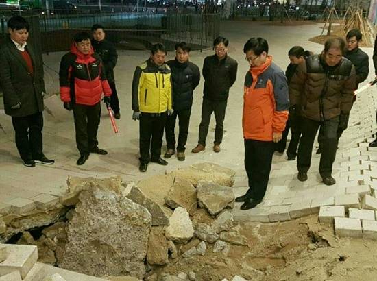 최성 고양시장이 시 관계 공무원들과 6일 밤 요진와이시티 업무시설 공사로 인한 도로침하 사고 현장을 점검하고 있다(사진= 김진부 기자)