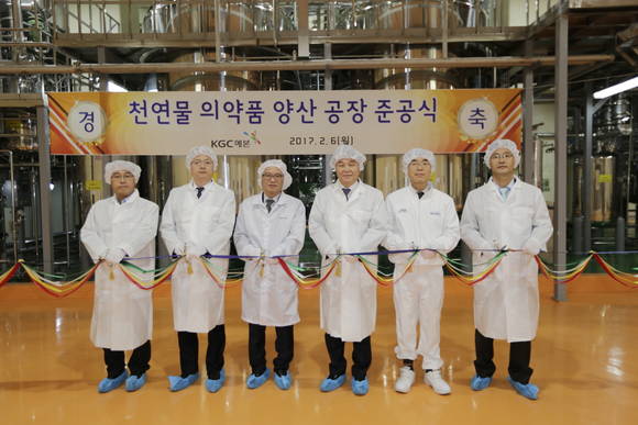 (왼쪽부터)박의상 KT&G 성장사업실 부장, 김건태 KT&G 성장사업실장, 강철호 KGC예본 사장, 김태섭 KT&G 전략기획본부장(전무), 최용국 KGC예본 생산관리팀장, 정원제 KGC예본 시설팀장. (사진=KT&G)