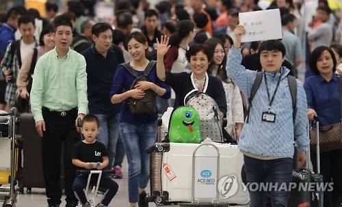 중국의 사드 보복이 본격화 되기 전인 지난해 10월 국경절에 한국을 방문한 유커들. (사진=연합뉴스)