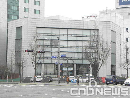 하나금융그룹과 국토교통부의 ‘유휴 은행지점을 활용한 뉴스테이 공급사업’ 추진이 지지부진한 상황이다. 사진은 뉴스테이 예정지인 (구)하나은행 신설동지점. (사진=이성호 기자)