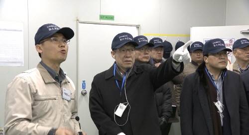 포스코ESM을 방문한 권오준 포스코회장(가운데). (사진=포스코)