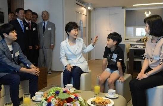 박근혜 정부의 도심형 뉴스테이(기업형 민간 임대주택) 공급사업이 수년째 제자리걸음이다. 박 대통령이 지난 2015년 9월 인천시 남구 소재 뉴스테이 견본주택에서 입주예정자와 대화를 나누고 있다.