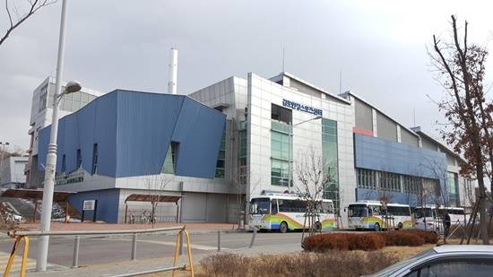 김포시자원화센터의 편익시설인 한강스포츠센터 전경(사진= 김포도시공사)