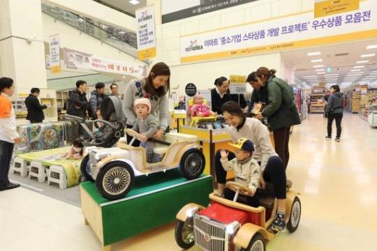 16일 이마트 서울 왕십리점 2층 행사장에서 열린 ‘이마트 중소기업 스타상품 개발 프로젝트 우수 상품전’에서 고객들이 해당 상품을 살펴보고 있다. (사진=이마트)