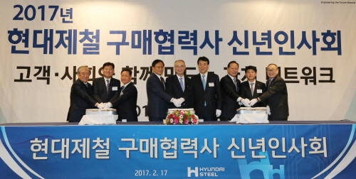 (왼쪽부터)비엠아이 이동열 대표, 현대제철 강학서 사장, 동방자원 임광순 회장, 흥진건설 홍사범 회장, 우유철 부회장, CJ대한통운 손관수 대표, 한국내화 김상배 사장, 현대제철 황재옥 전무, 범우 김명원 회장. (사진=현대제철)