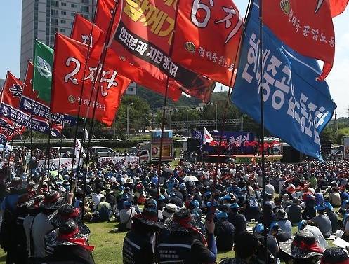 대기업이 구조조정 등 비용절감에 앞장서고 있는 상황이다. 이렇듯 허리띠 졸라매기만 집중하다가는 '성장동력'을 잃을 수도 있다는 우려가 제기된다. 사진은 지난해 7월 민주노총 총파업에 참가한 현대중공업 노조. (사진=연합뉴스)