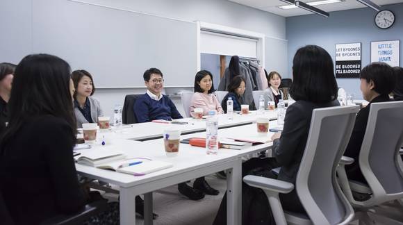 W포럼에서 박상규 사장과 구성원들이 토론하는 모습. (사진=SK네트웍스)