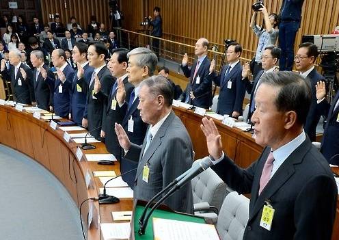 대기업 중심의 우리경제 구조의 이론적 바탕이었던 '낙수효과'가 흔들리고 있다. 사진은 지난 1월6일 최순실 국정농단 국정조사에 참석한 국내 대기업 총수들의 모습. (사진=연합뉴스)