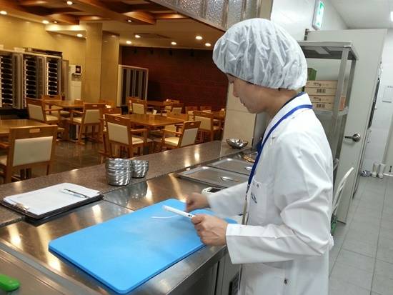 새학기 맞아 식중독 사전예방 위해 급식소를 점검하고 있다(사진= 김포시)