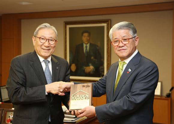 한국해비타트 송영태 대표(좌)와 SK네트웍스 최신원 회장(우). (사진=SK네트웍스)