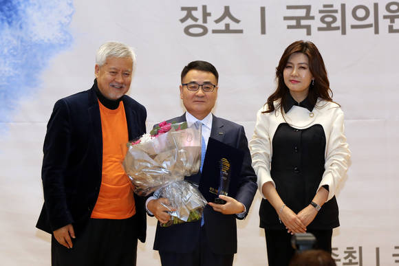 22일 오전 서울 여의도 국회 의원회관에서 열린 ‘2017 국가브랜드 컨퍼런스’ 에서 장선욱 롯데면세점 대표이사(가운데)와 최유진 국가브랜드진흥원장(오른쪽)이 기념촬영을 하고 있다. (사진=롯데면세점)