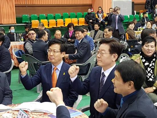 최성 고양시장과 이재명 성남시장이 나란히 '광주시당 장애인과 여성위원회 출범식'에 참석했다(사진= 최성 캠프)