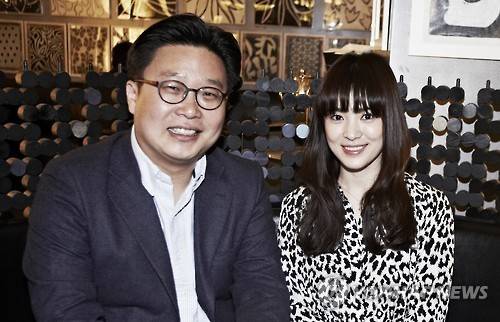 서경덕 교수(왼쪽)와 배우 송혜교.(사진=연합뉴스)