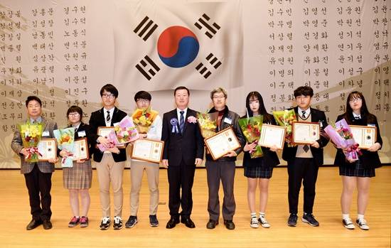 김준태 파주시장 권한대행이 3.1절 기념식에서 수상자들과 기념촬영하고 있다(사진= 파주시)
