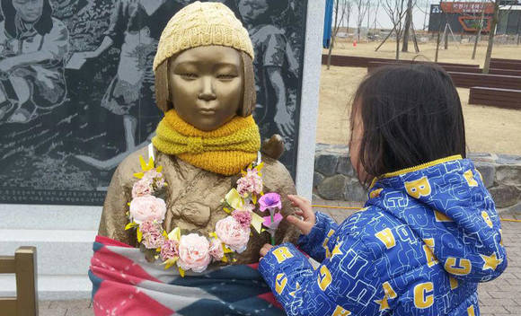 지난 3.1절 낮, 한 어린이가 세종시 호수공원 내 평화의 소녀상을 바라보고 있다. (사진 = 연합뉴스)