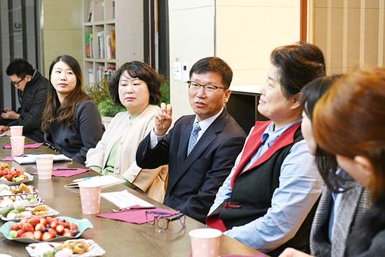 유영록 김포시장이 구래동 엄마들과 출산 보육에 대해 대화하고 있다.(사진= 김포시)