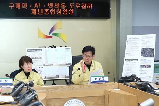 최성 고양시장이 AI, 구제역 등 확산방지 대책과 관련해 종합재난상황보고 및 점검회의를 진행하고 있다(사진= 고양시)