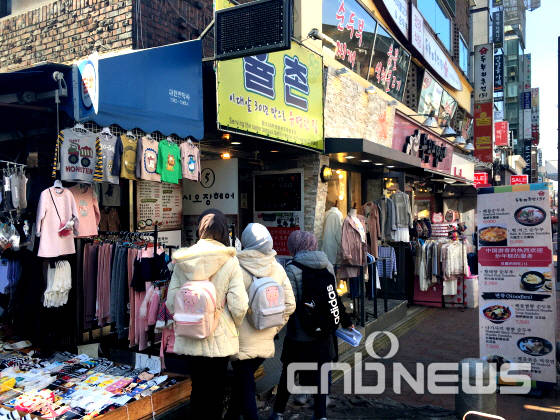 지난 7일 신촌에서 히잡을 쓰고 쇼핑을 하고 있는 아랍 관광객들. (사진=김유림 기자)