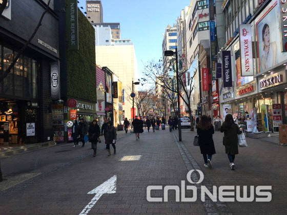 지난 7일 명동 거리. ‘깃발부대’라 불렸던 중국인 단체관광객들을 찾아보기 어렵다. (사진=김유림 기자)