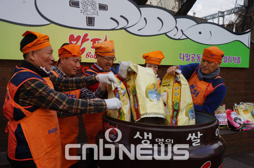 한전산개발이 주복원 사장 취임 후 세 번째 '사랑의 쌀 나눔'을 실시했다. (왼쪽부터)한기식 경영지원본부장, 최성균 발전노조 위원장, 주복원 사장, 노은지 홍보대사, 최규철 발전노조 지부장이 밥퍼 쌀독에 기부한 쌀을 붓고 있다. (사진=손강훈 기자)