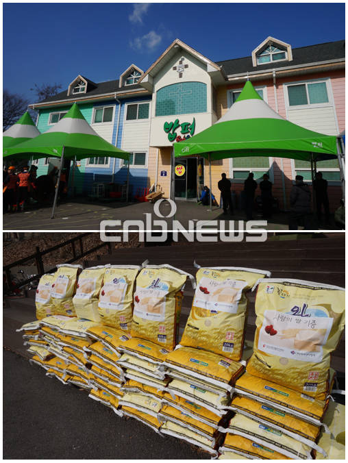 한전산업개발이 쌀을 기부하고 배식 봉사활동을 펼친 밥퍼운동본부는 하루 약 1000명에게 무료로 식사를 제공하는 급식단체다. (위)밥퍼운동본부 급식소 모습과 (아래)한전산업개발이 충남 태안에서 구매해 기부한 쌀 1톤. (사진=손강훈 기자)