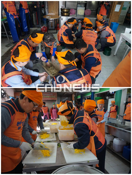 한전산업개발 임직원 봉사단 44명이 배식 봉사활동 전 음식재료 준비를 돕고 있다. (사진=손강훈 기자)