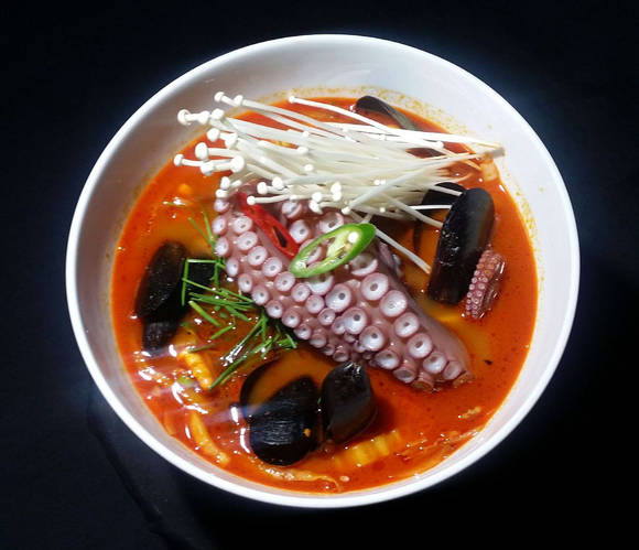 맛있는 제주만들기 17호점 문어탕면(얼큰한맛). (사진=호텔신라)