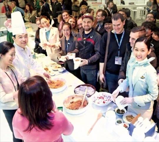 대한항공이 8~9일 독일 베를린에서 열린 독일 국제관광박람회(ITB)에서 비빔밥 조리를 시연했다. (사진=대한항공)