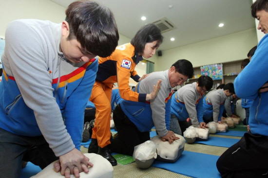 13일 서울시 은평구 진관동 은평소방서 시민안전체험관에서 CJ대한통운 택배기사들이 심폐소생술을 배우고 있다. (사진=CJ대한통운)