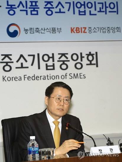 BBQ가 치킨 가격 인상을 발표한 후, 농림축산식품부는 “가격 인상할 이유가 없다”며 국세청에 세무조사를 의뢰하겠다고 경고했다. 사진은 농식품부·중소기업중앙회 정책간담회에 참석한 김재수 농식품부 장관. (사진=연합뉴스)