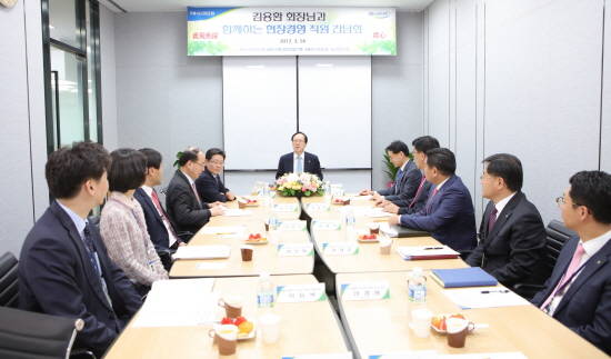 김용환 NH농협금융지주 회장(사진 가운데)은 14일 NH금융PLUS BIFC센터를 방문해 복합점포 직원들과 간담회를 진행했다. (사진=농협금융)
