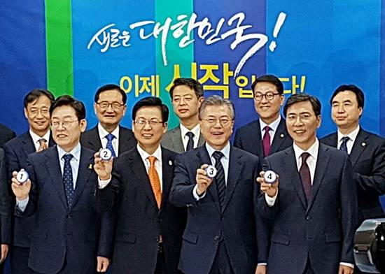 지난 4차 토론에서의 더불어민주당 경선후보들의 모습, 좌로부터 이재명, 최성, 문재인, 안희정 후보(사진= 김진부 기자)
