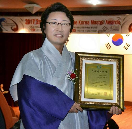 김포시 홍보대사인 한한국 세계평화작가가 16일 국제평화대상을 수상했다(사진= 김포시)