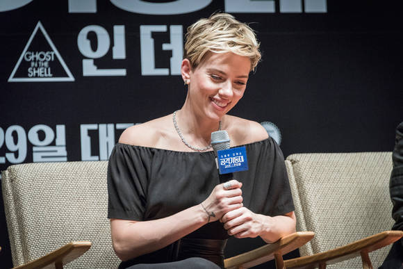 영화 '공각기동대: 고스트 인 더 쉘'의 홍보를 위해 내한한 배우 스칼렛 요한슨이 관객과의 대화에서 미소짓고 있다. (사진 = 롯데엔터테인먼트)