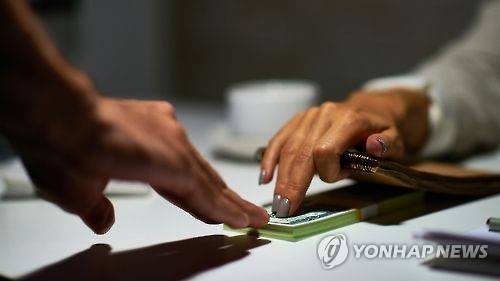 LG화학과 휴온스 등 제약사들이 향후 약가 로비 및 리베이트 등 검찰 수사에 대비해 법조계 인사의 사외이사 영입에 공을 들이고 있다는 분석이 나오고 있다. (사진=연합뉴스)