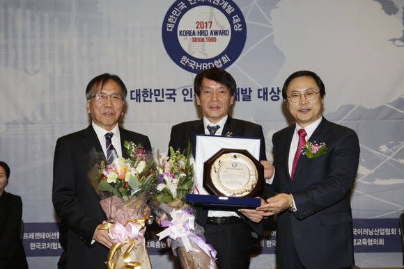 사진은 22일 서울 삼성동 코엑스에서 주섭종 KT&G 인재개발원장(가운데)이 인적자원개발 종합 대상 수상 후 김종표 한국평생교육총연합회장(왼쪽), 엄준하 한국HRD협회 대표와 함께 기념촬영하는 모습. (사진=KT&G)