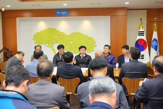 경기북부청에서 열린 '무허가축사 적법화 추진 관계기관 간담회'에서 김동근 경기도 행정2부지사가 설명하고 있다(사진= 경기북부청)