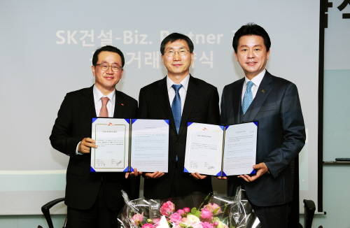 (왼쪽부터)조기행 SK건설 부회장, 김형호 동반성장위원회 사무총장, 이재림 행복날개협의회 회장이 공정거래 표준 협약서를 들고 기념촬영을 하고 있는 모습. (사진=SK건설)
