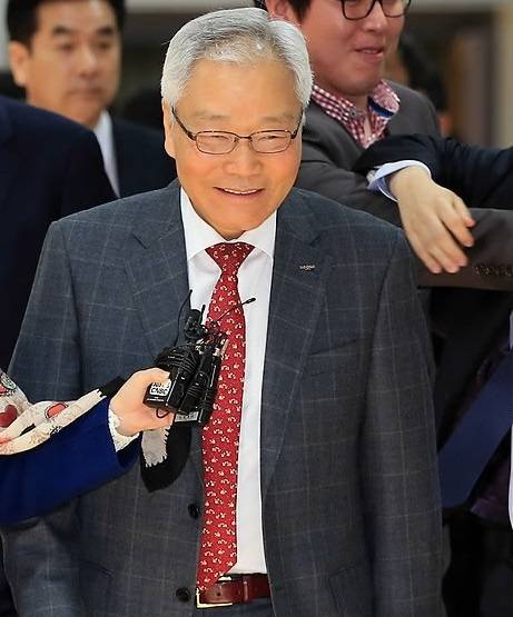 지난 2015년 3월 서울 양재동 일동제약 사옥에서 열린 제72기 정기 주주총회가 끝난 뒤 녹십자로부터 경영권 방어에 성공한 윤원영 회장이 환한 얼굴로 퇴장하고 있다. (사진=연합뉴스)
