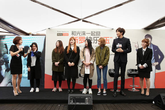 신라면세점 모델 이광수씨가 신라면세점 서울점을 방문한 베트남 단체고객과 함께 기념촬영을 하고 있다. (사진=신라면세점)