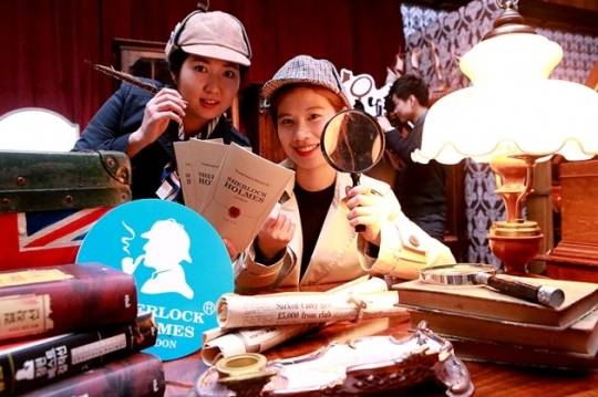 2일 신촌점 유플렉스 12층 문화홀 셜록 홈즈의 탐정 사무소에 설치된 ‘셜록의 방’에서 탐정복장을 한 직원들이 추리게임을 소개하고 있다. (사진=현대백화점)