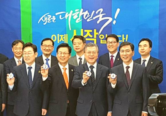 더불어민주당 최성 후보(좌측 두번째)가 이재명, 문재인, 안희정 후보와 함께 기념촬영하고 있다(사진= 김진부 기자)
