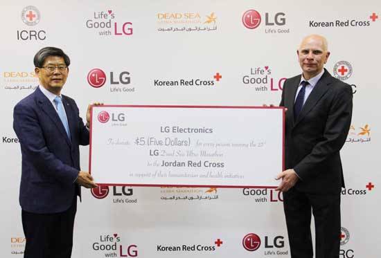 LG전자는 현지시간 3일 요르단 수도 암만에 위치한 LG전자 레반트법인에서 요르단 적십자와 양해각서를 체결하고, 이달 14일 열리는 사해마라톤 참가자 1인당 5달러씩을 기부하기로 했다. LG전자 지원부문장 이충학 부사장(왼쪽)과 요르단 적십자 대표 푸흐니예 페드릭이 기념촬영을 하고 있다. (사진=LG전자)