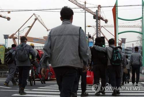 대우조선해양의 유동성 문제가 한국경제에 상당한 부담을 주고 있다. 경남 거제시 아주동 대우조선해양 옥포조선소 서문으로 직원들이 출근하고 있다. (사진=연합뉴스)