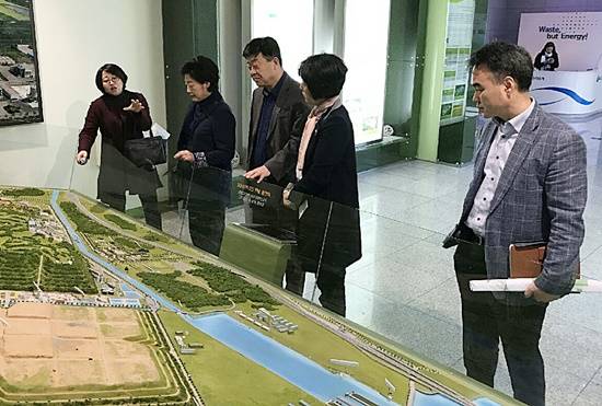 고양시의회 자원순환연구회 김경희, 김영식, 조현숙 의원 등이 부천자원순환센터를 방문해 설명을 듣고 있다.(사진= 고양시의회)